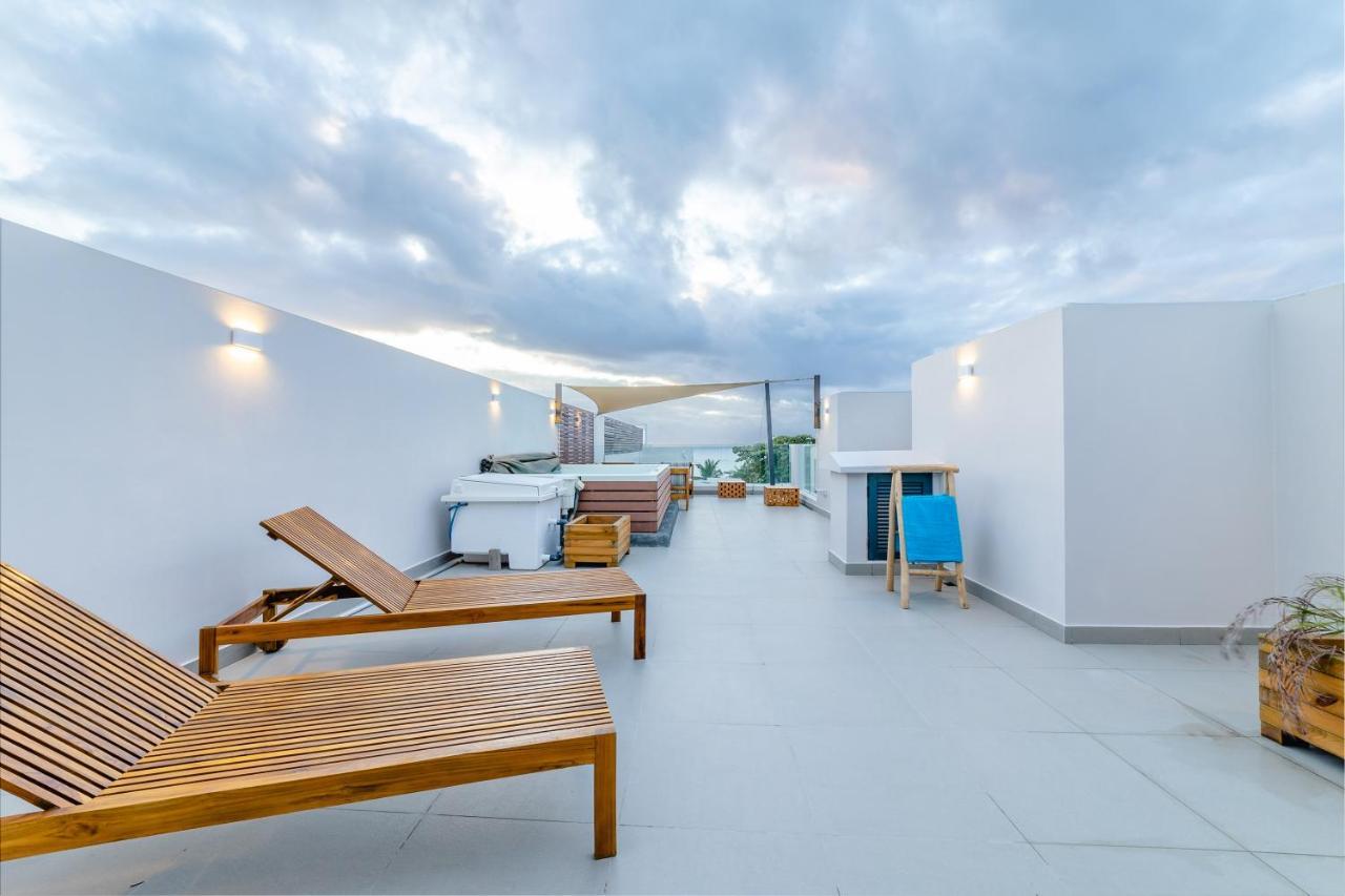 One Bay Residence Unit 15 - Penthouse With Private Roof Top, Jacuzzi And Sea View Grand-Baie Eksteriør billede